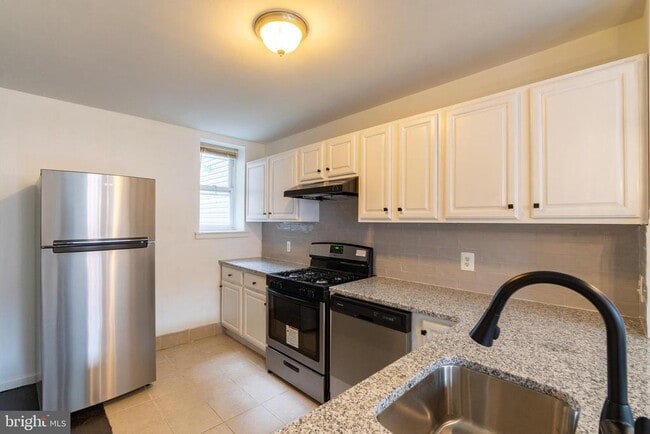 Building Photo - 305 N 41st St