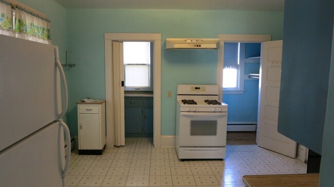 Kitchen - 1231 Thomas Ave W