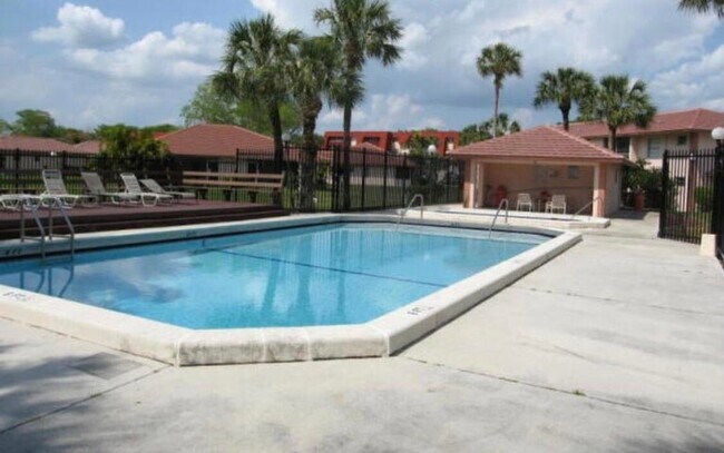 Foto del edificio - 9973 Three Lakes Cir