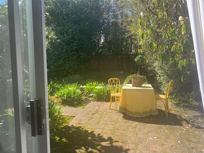 Direct access to private garden - 225 3rd Ave