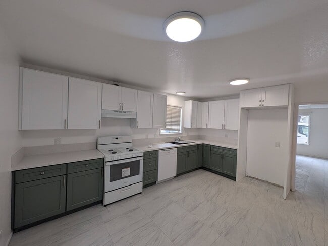 Photo - B- 6-Unit  9532-9536 1/2 Cedar Street. Apartment