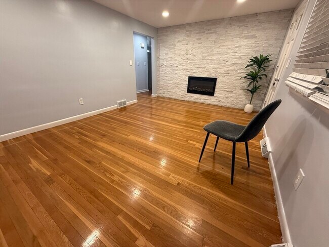 Foto del edificio - 7 Champlain Rd