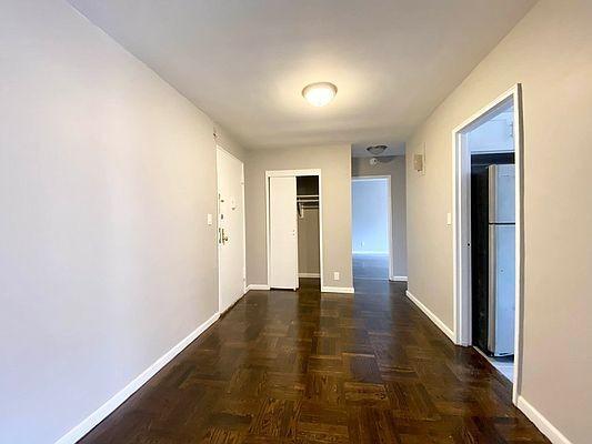 Foto del edificio - 3 bedroom in BRONX NY 10453