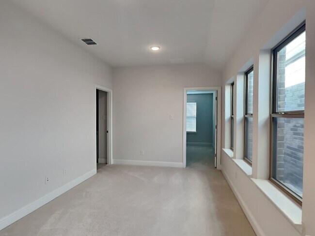 Foto del edificio - Your Dream 3-Story Home Awaits with $500 O...