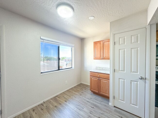Foto del edificio - FOUR-PLEX SINGLE LEVEL APARTMENT - CLARKDALE
