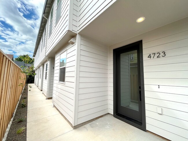 Photo - Stunning Modern Townhome-Style Unit with Washer/Dryer Included, A/C!