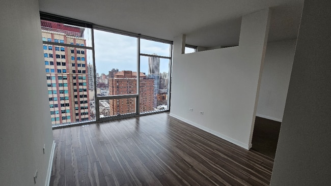 Photo - 130 W Chicago Apartment