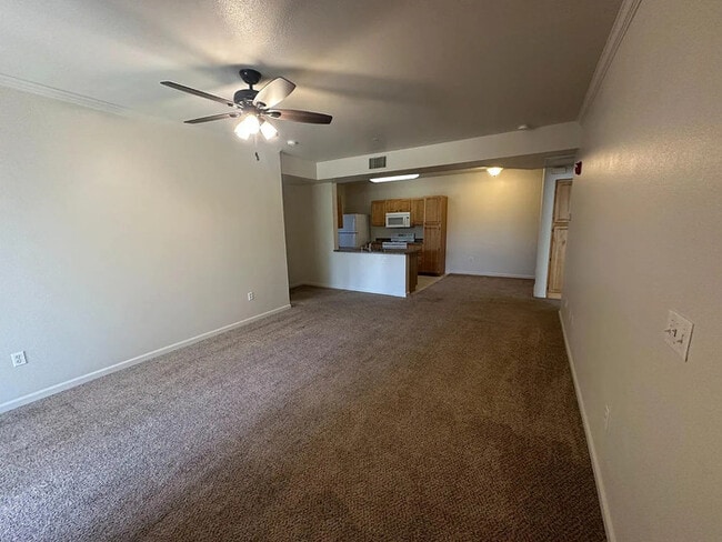 Building Photo - Beautiful 2 Bedroom 2 Bathroom in Roseville!