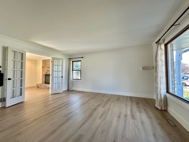 Building Photo - 1525 Westglen Dr