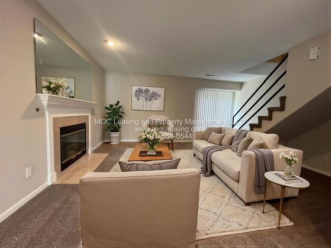 Building Photo - Spacious townhouse available for your July move-in!