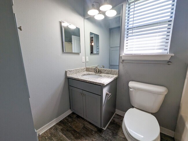 Building Photo - Move-in Ready 3 bed/ 2 bath home in South ...