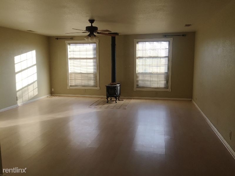 Building Photo - 3530 Lakeview Dr