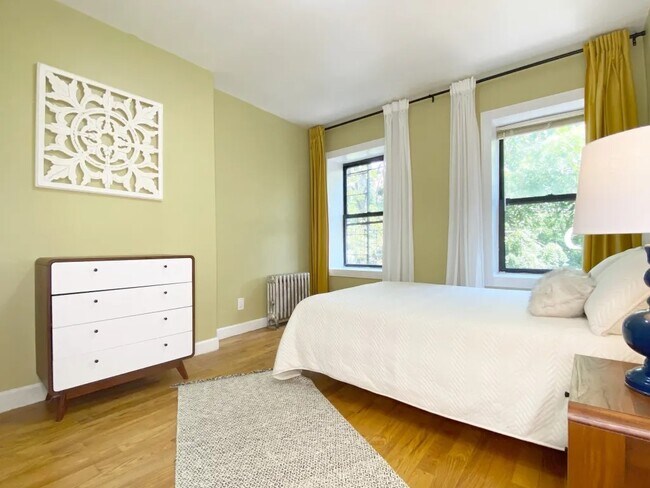 Foto del edificio - Furnished room/NOT APARTMENT