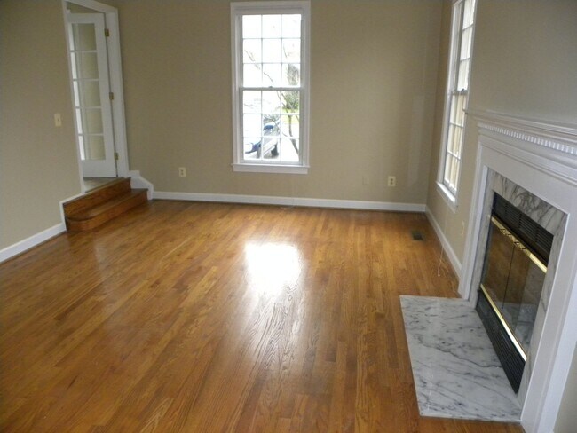 Building Photo - Linden Hill's House with Garage