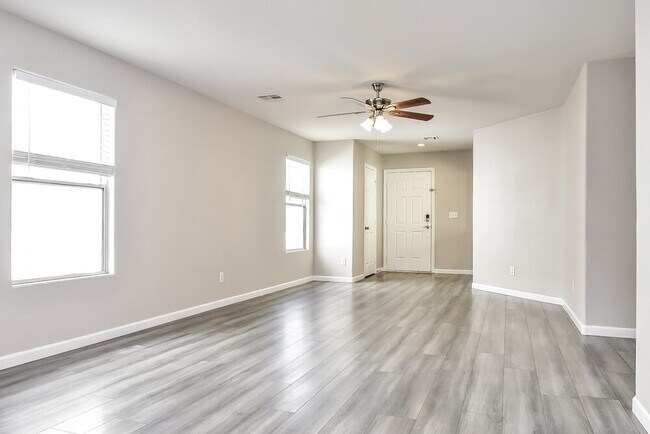 Foto del edificio - 7833 Lovely Pine Pl