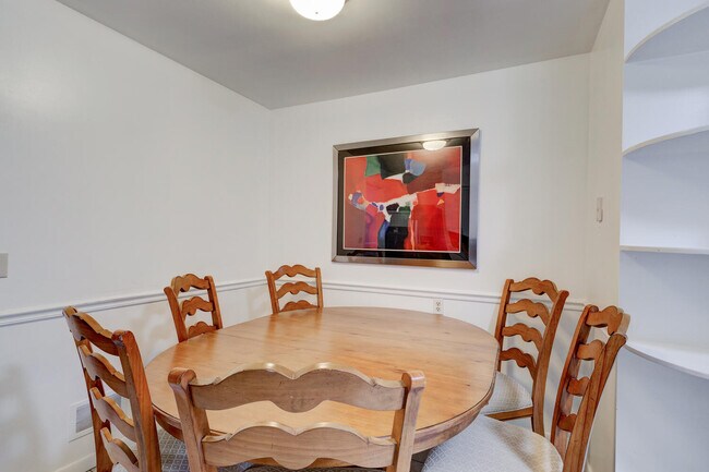 Building Photo - 5210 Thornleigh Dr