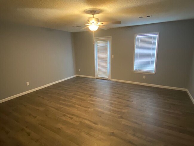 Building Photo - Renovated 3 Bedroom 2 Bath Home for Rent!!