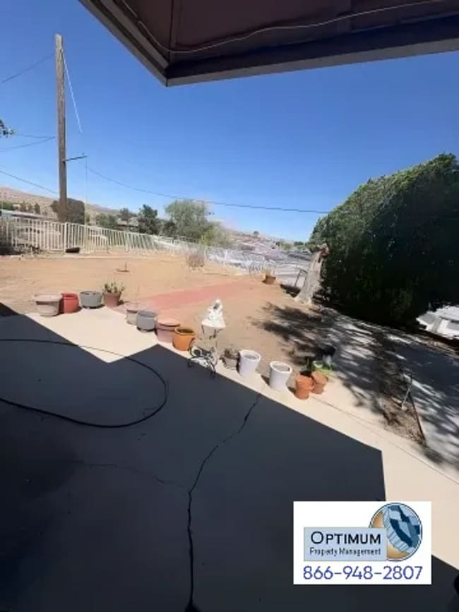 Building Photo - 3-Bedroom 1-Bathroom Home with Fireplace, Front Yard & Private Back Patio in Victorville