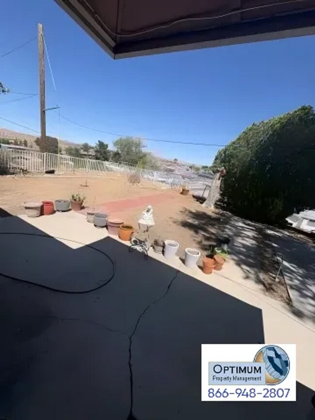 Foto del edificio - 3-Bedroom 1-Bathroom Home with Fireplace, Front Yard & Private Back Patio in Victorville