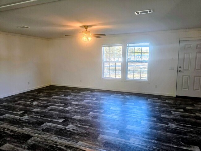 Foto del edificio - Brand-New Home For Rent 3 Bedroom 2 bathroom Almost 1500SQFT