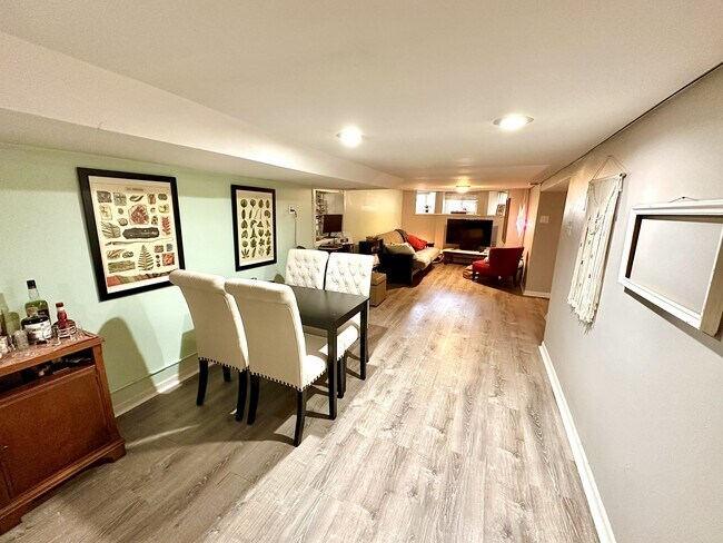 Foto del edificio - 2129 W Schiller St