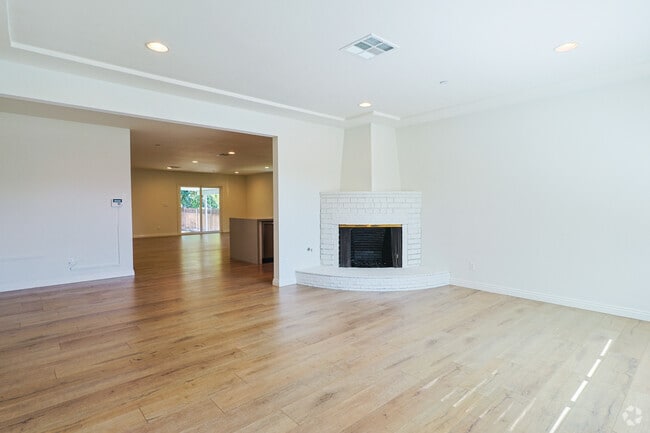 Building Photo - 844 N Lima St