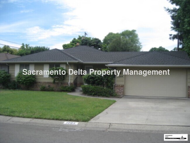 Foto del edificio - 3 Bedroom S. Land Park Home