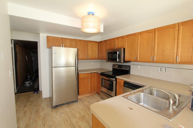 Building Photo - 425 Sundance Cir N