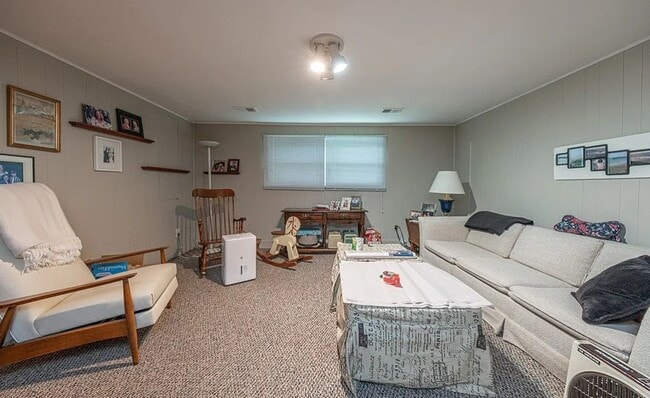Building Photo - 8850 Breezewood Dr