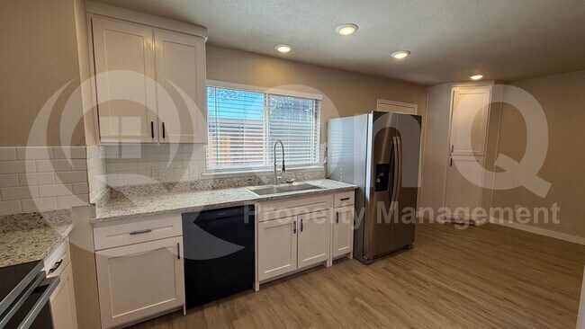 Foto del edificio - 810 Grassy Glen Dr