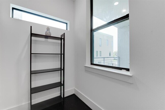 Foto del edificio - 2401 Crawford St