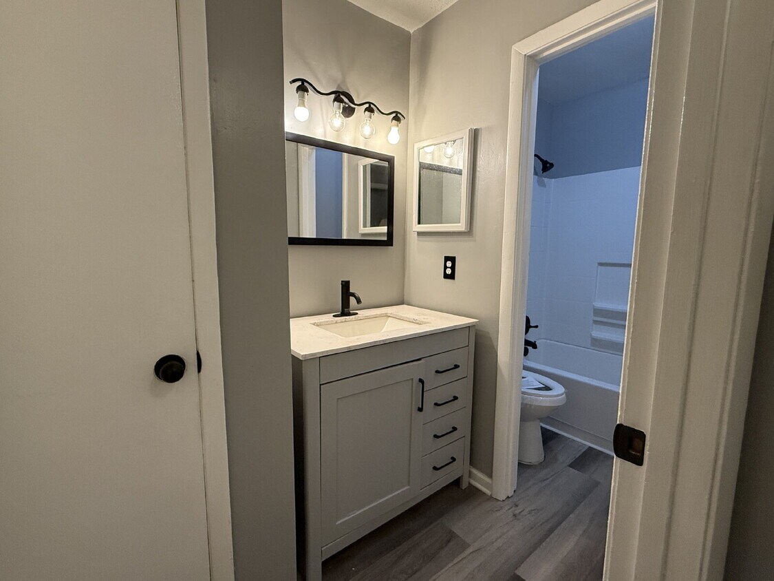 Foto principal - Your New Home Awaits: Charming 3-Bedroom T...