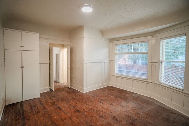 Building Photo - 501 W 8th St