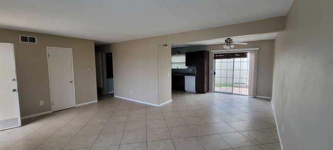 Foto del edificio - 3-Bed/2-Bath House w/2-Car Garage Near Str...