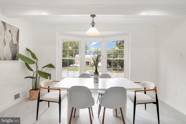 Foto del edificio - 8815 Tuckerman Ln
