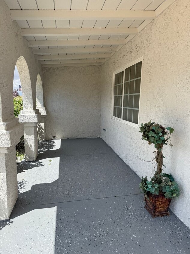 Foto principal - Spacious 3BR Home in Apple Valley | Wood F...
