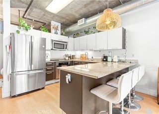 Building Photo - 645 W 9th St