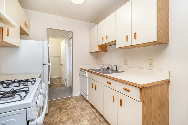 Building Photo - Mount Royal Townhomes