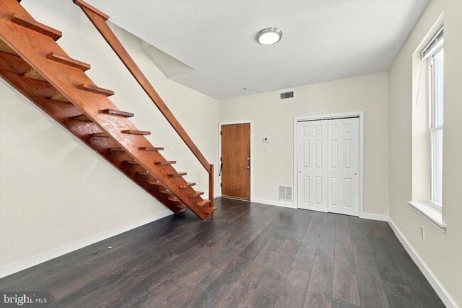 Building Photo - 1716 Mt Vernon St