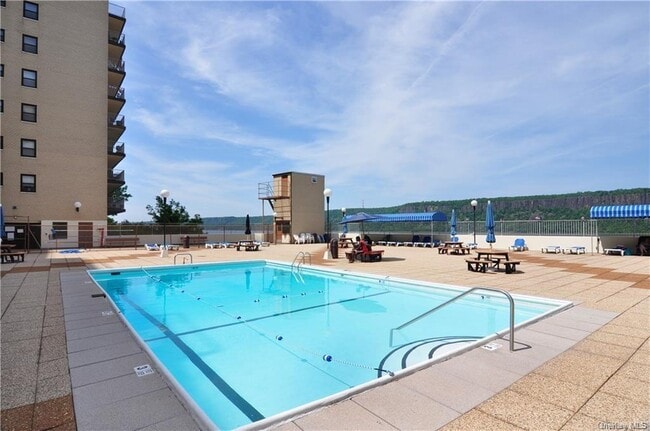 Foto del edificio - 1085 Warburton Ave