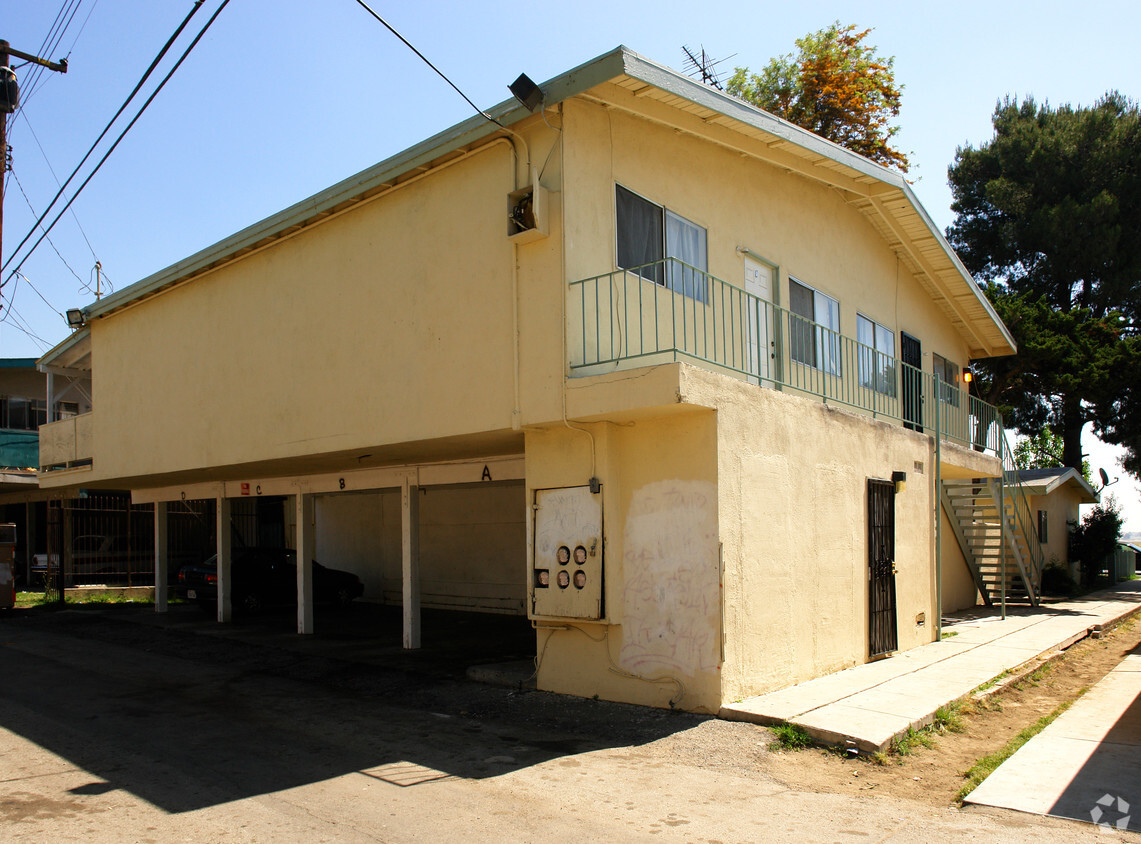 Building Photo - 821 N Vineyard Ave