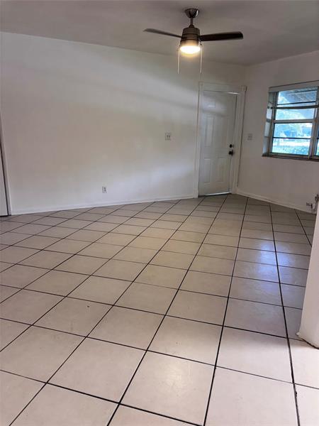 Foto del edificio - 1645 NE 12th St