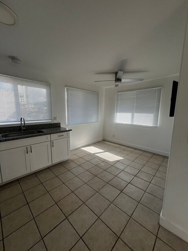 Foto del edificio - Highly Desired 2 bedroom, 1 bath, 2 parkin...
