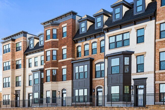 Foto del edificio - Your new home awaits you! Luxury Townhouse...