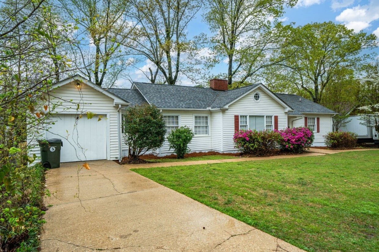 Primary Photo - Beautifully Maintained 3/3 Home with Over ...