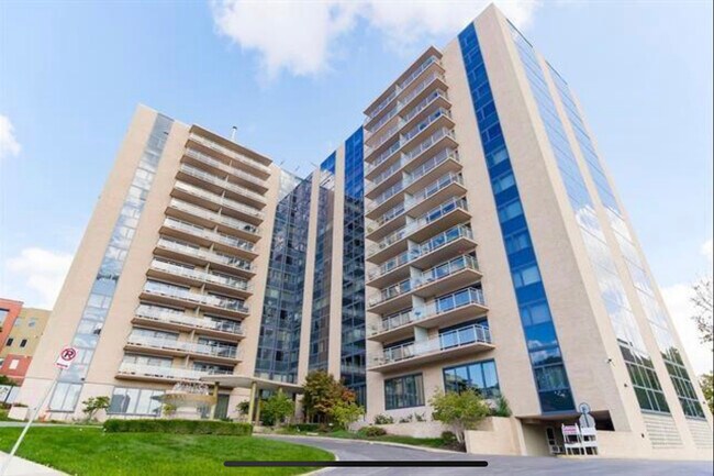 Foto del edificio - 4545 Wornall Rd