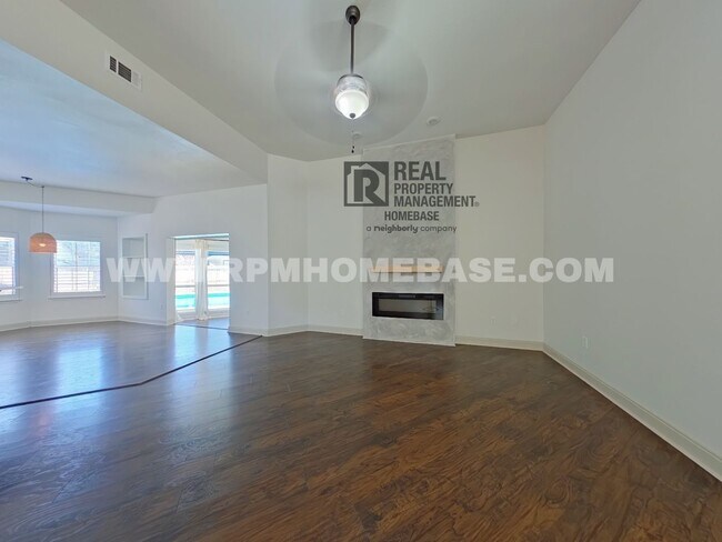 Foto del edificio - Live in Style: Elegant Retreat with Pool and Premium Features! South Crestview *Virtual Tour Avai...