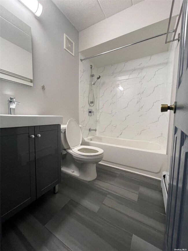 Foto del edificio - 68-5 242nd St