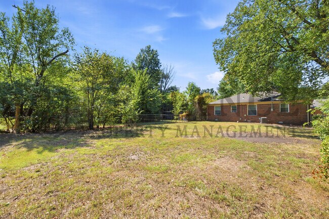 Foto del edificio - 1752 N Old Manor Rd