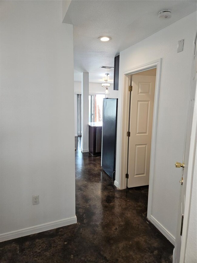 Building Photo - 5911 Lago Vista Way